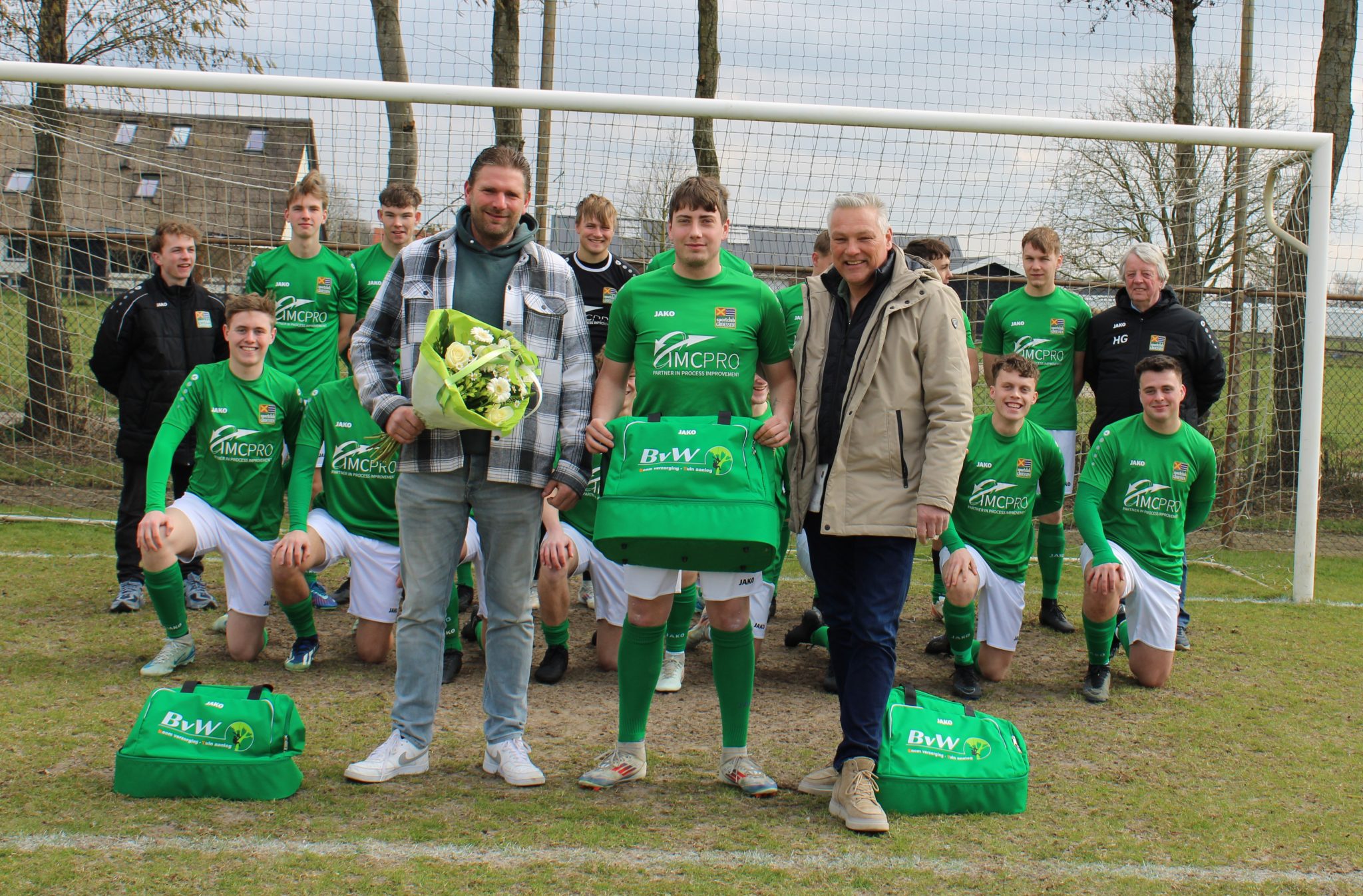Boom verzorging – Tuin aanleg BvW heeft de JO23-01 van nieuwe sporttassen voorzien